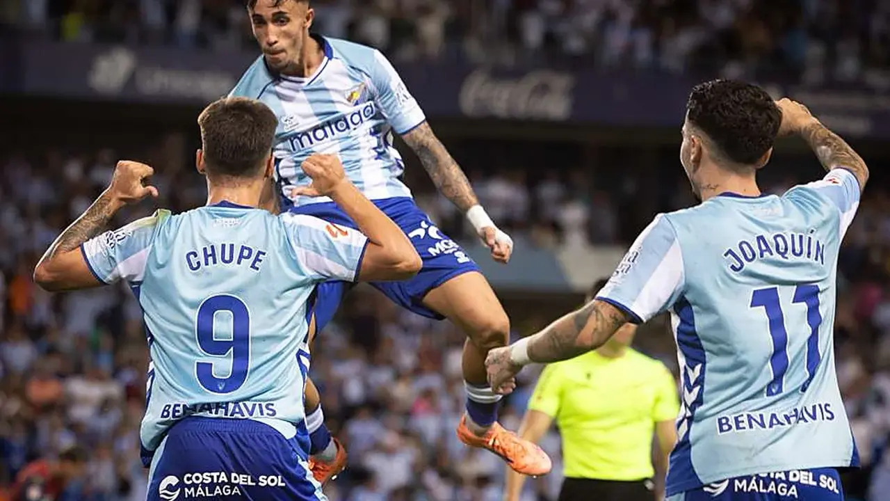 Jugadores del M&aacute;laga celebrando un tanto ante el D&eacute;por en la primera vuelta de liga / Foto: Diario Sur