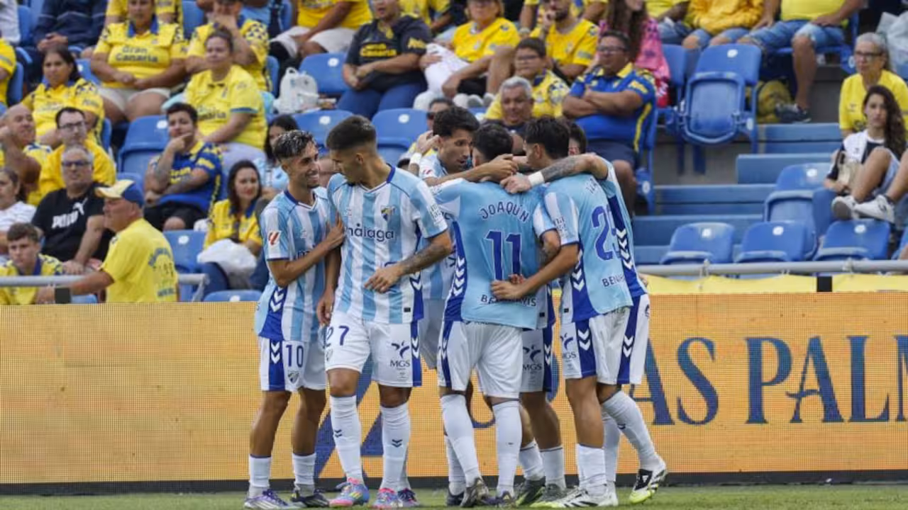 El M&aacute;laga celebrando el gol de Rafa Rodr&iacute;guez en el estadio de Gran Canaria / M&aacute;laga CF en X