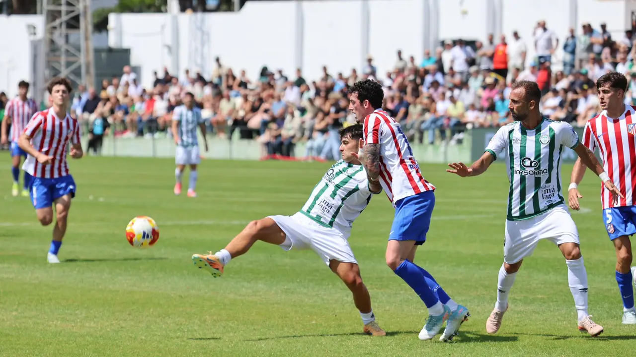 Ribeiro luchando un bal&oacute;n / Foto: Juventud Torremolinos
