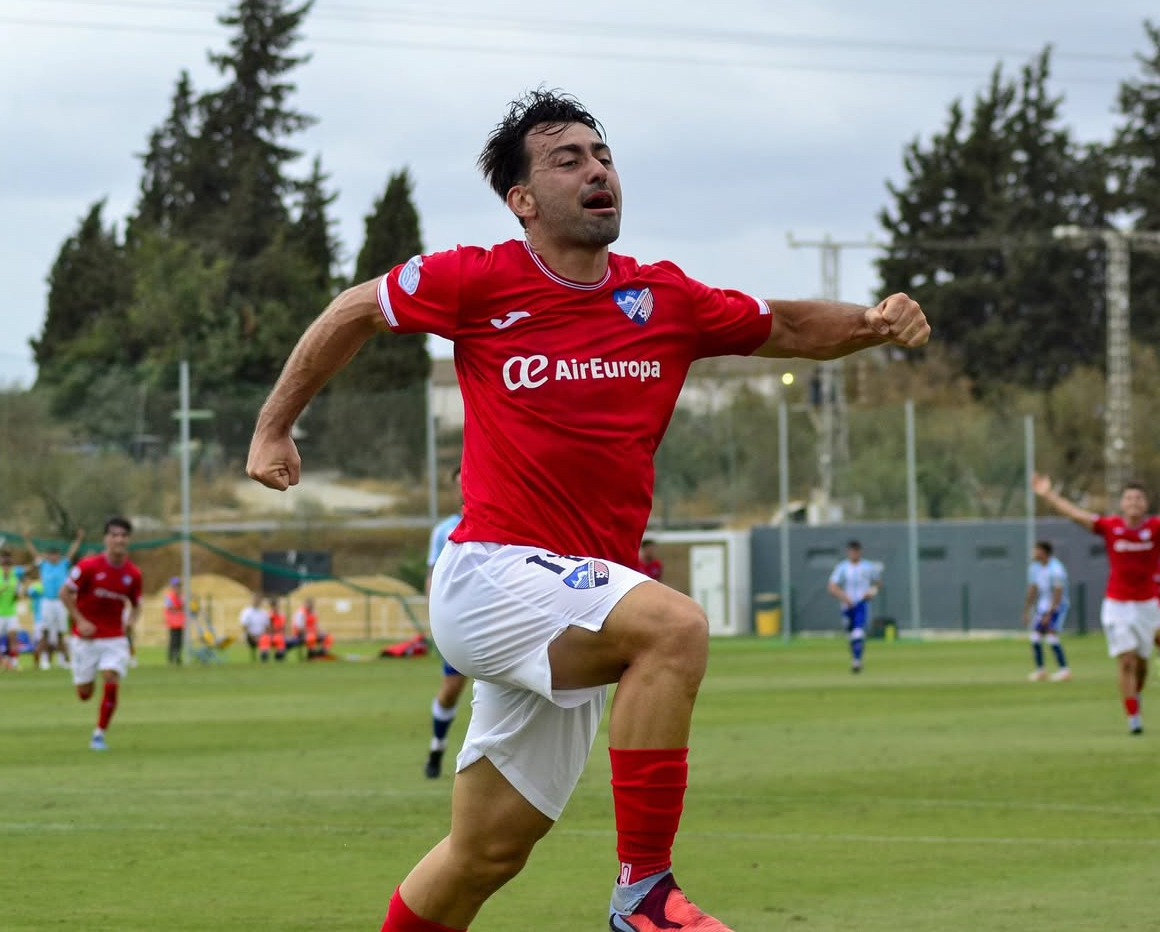 Javi Castedo celebrando su último tanto / Foto: CD Estepona en RRSS