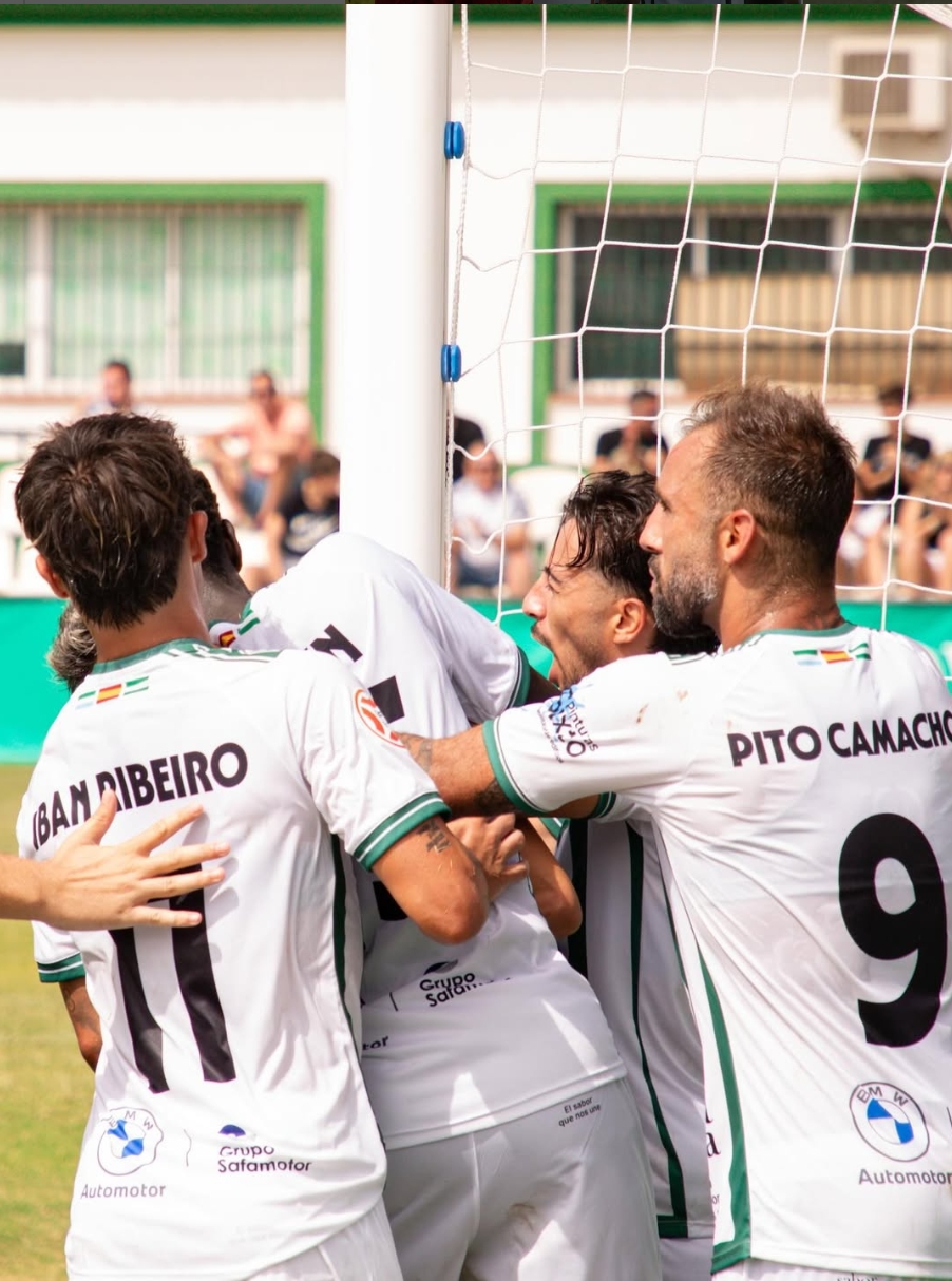 Jugadores del Juventud Torremolinos celebrando un gol / Foto;Juventud Torremolinos