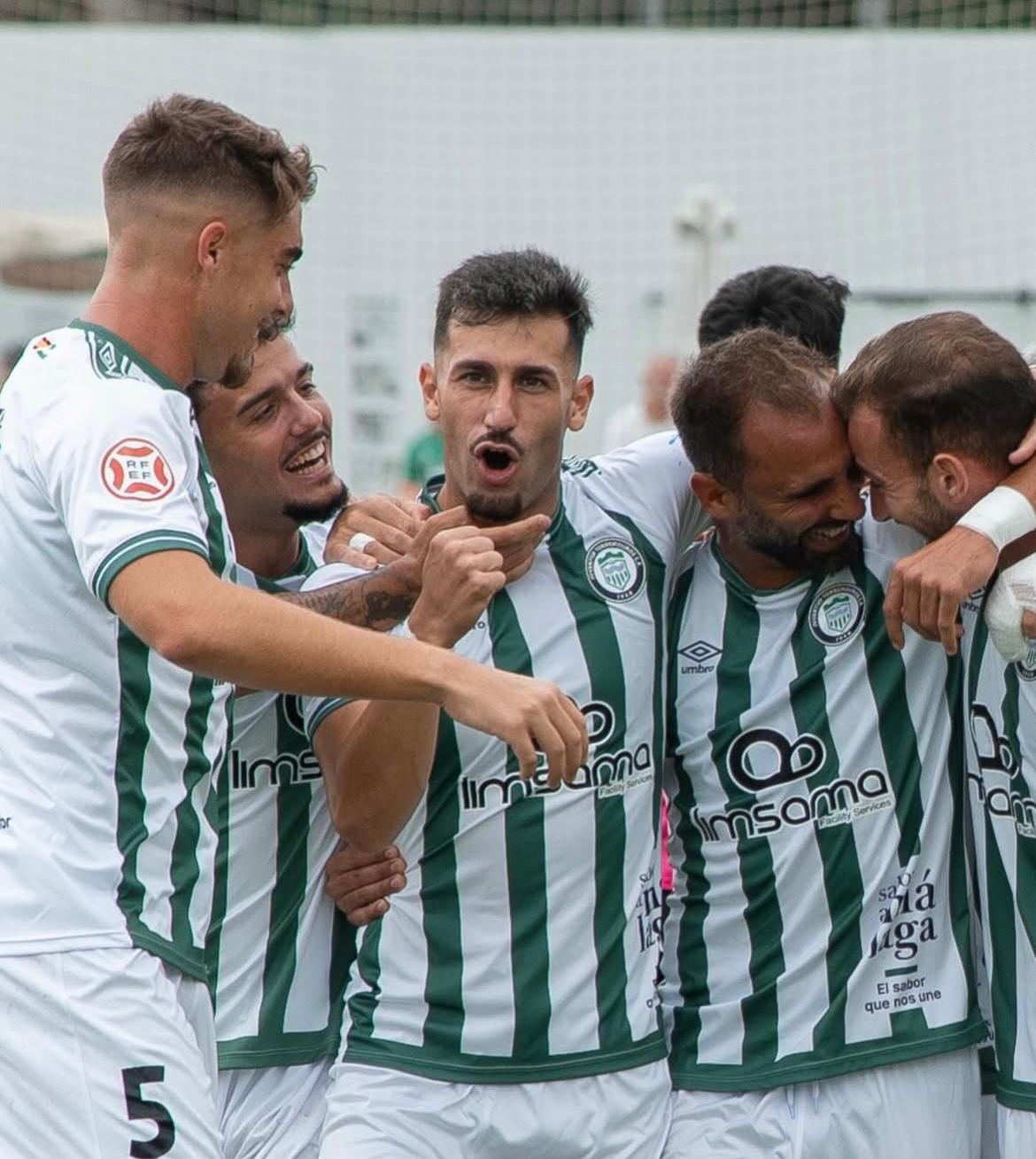 Jugadores del Juventud Torremolinos celebrando un gol / Foto: Juventud Torremolinos