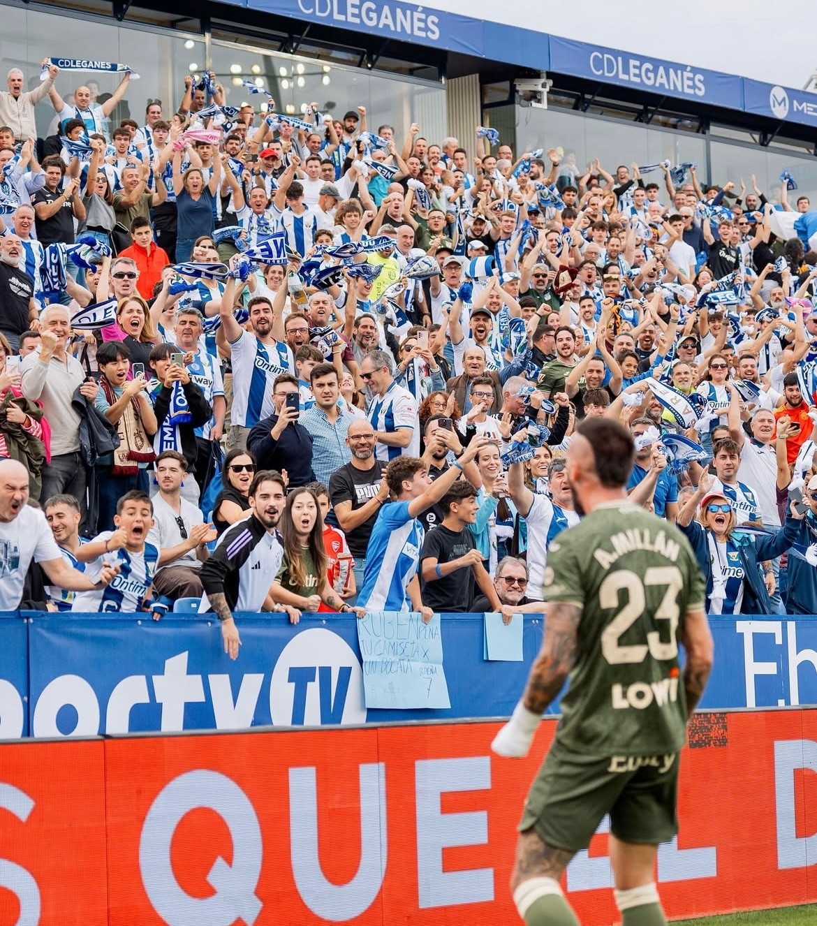 Álex Millán celebrando su tanto ante la afición pepinera / Foto: CD Leganés en RRSS