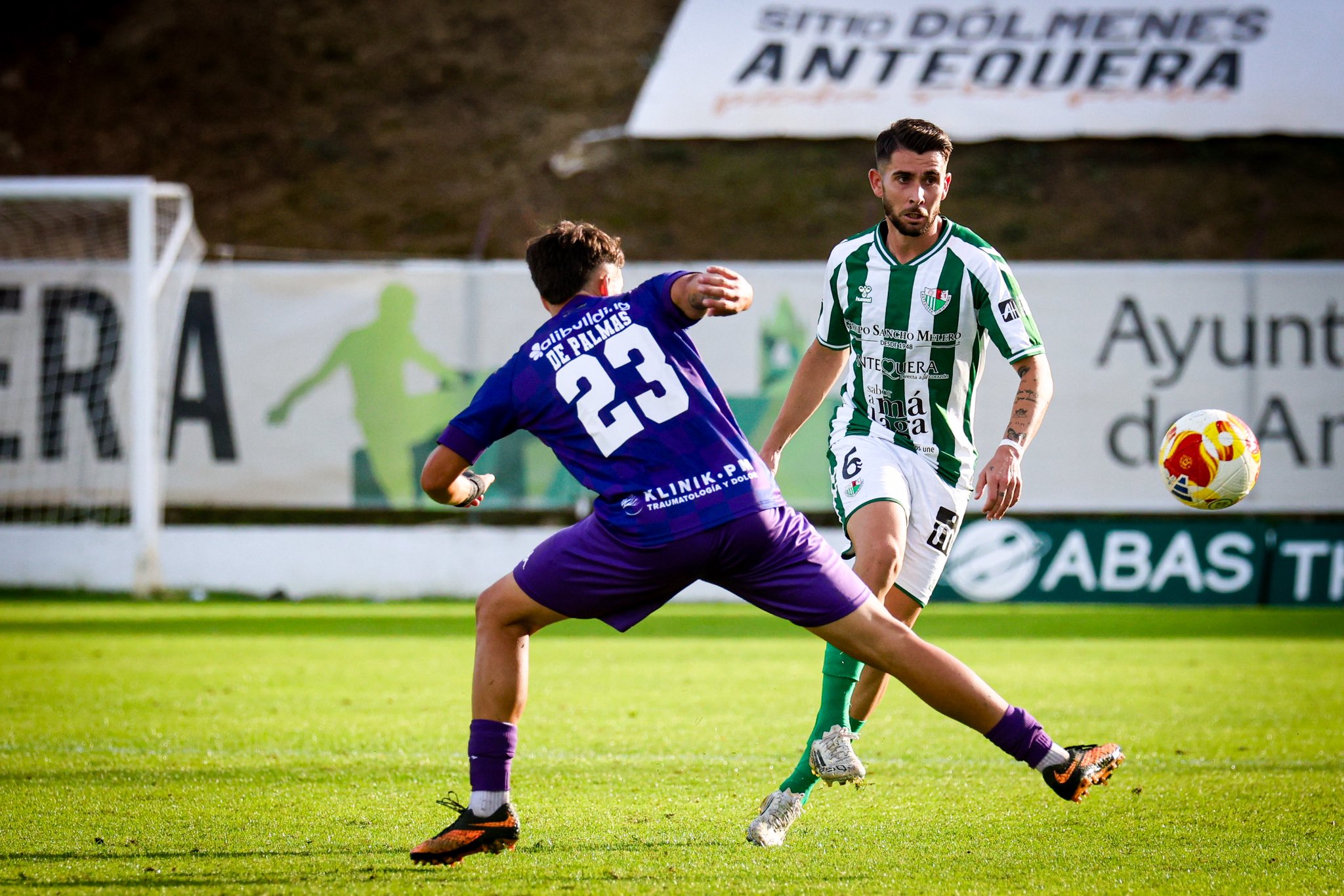 David Ramos con balón / Foto: Antequera CF