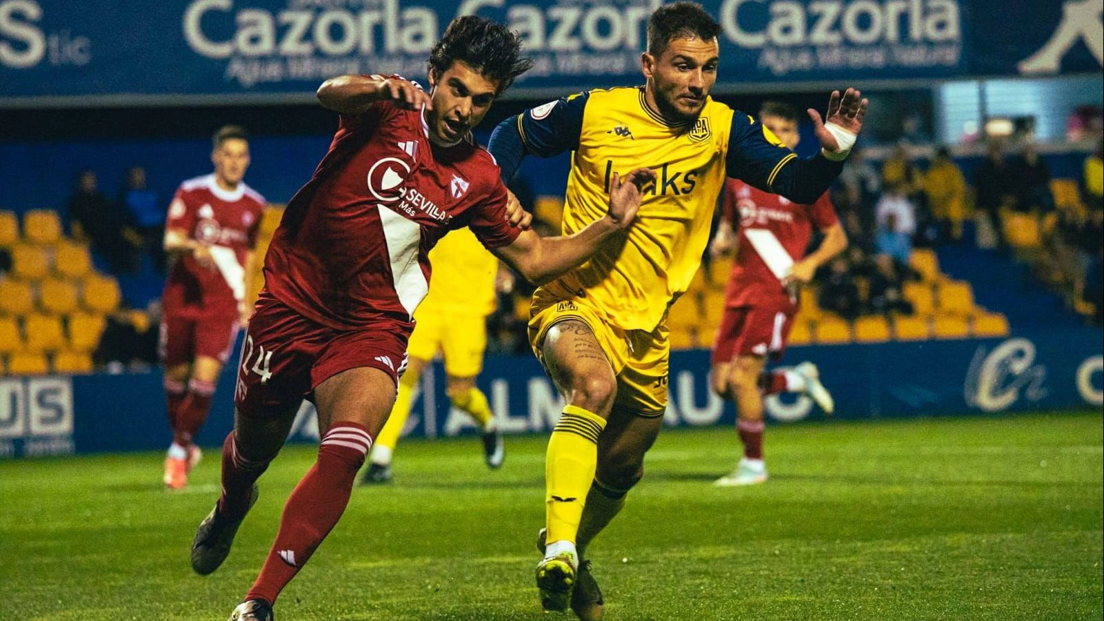 Disputa de balón entre jugadores en el pasado encuentro entre AD Alcorcón y Sevilla Atlético / Foto: Sevilla FC