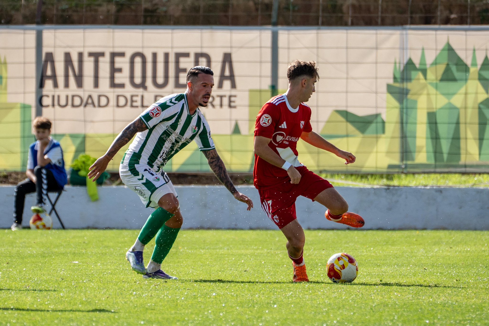 Iván Rodríguez en una acción defensiva con Sierra / Antequera CF en X