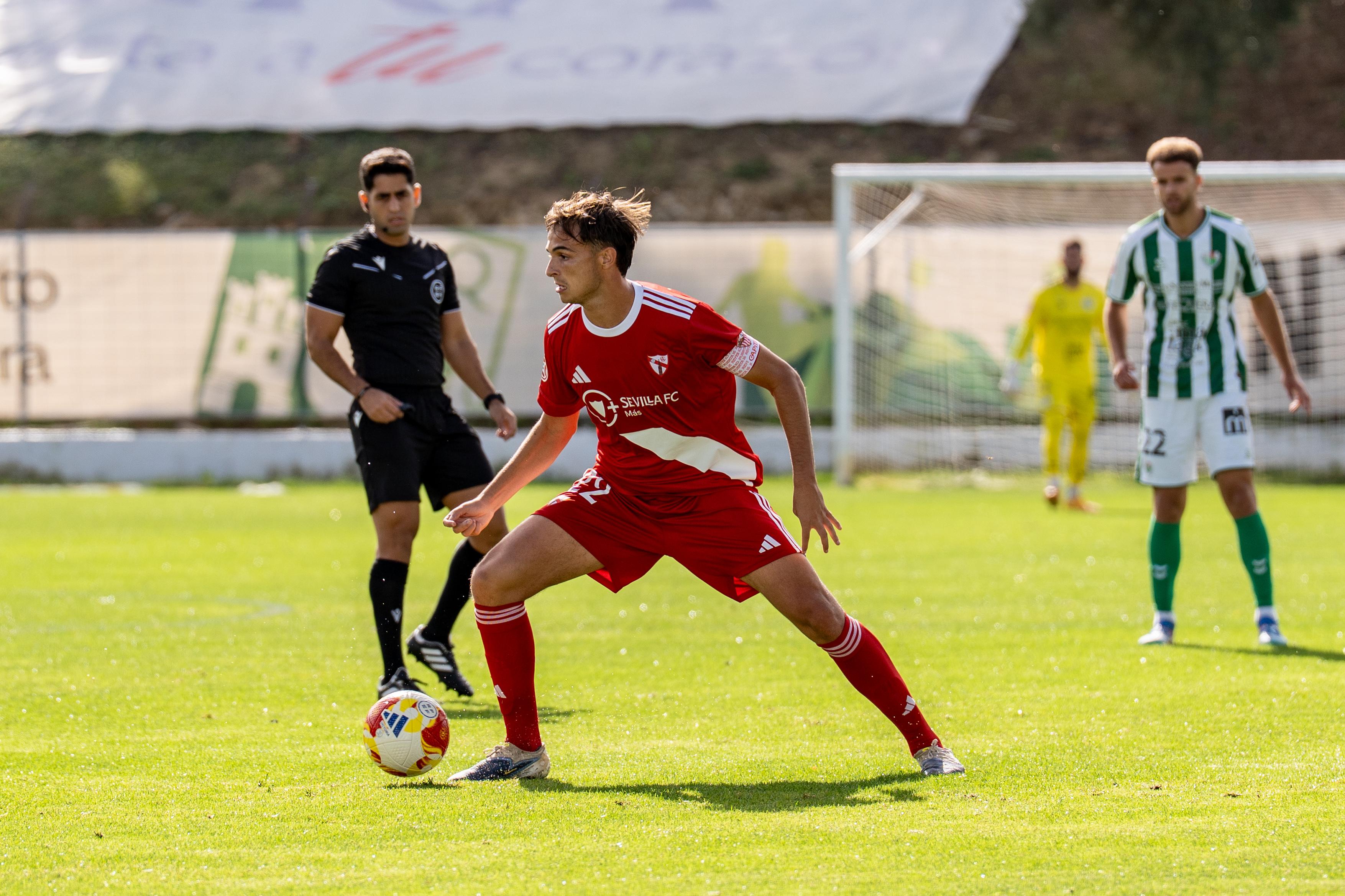 Jugador del Sevilla Atlético escondiendo el balón / Sevilla Atlético en X