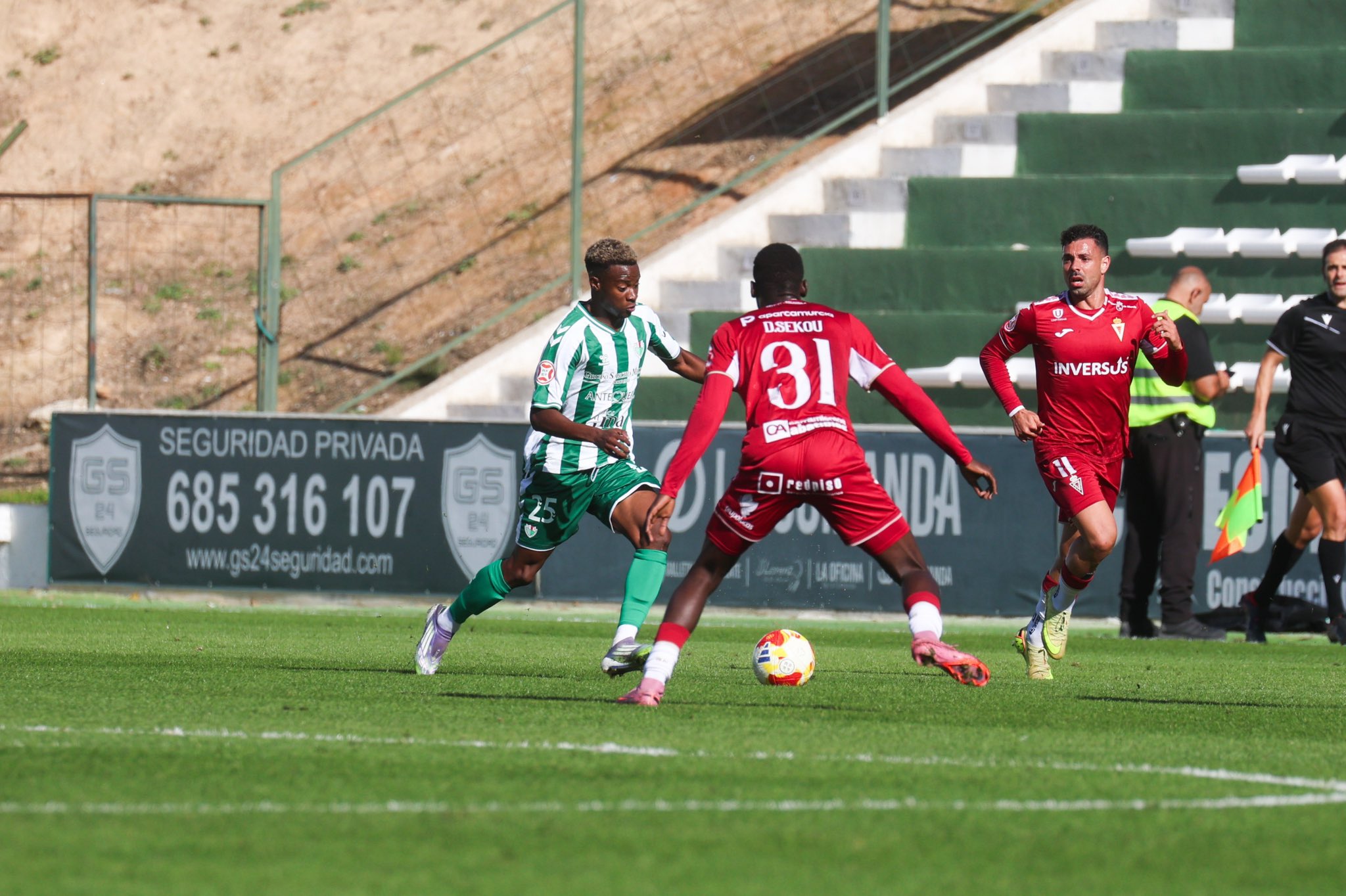 Nico Njalla encarando a varios rivales / Antequera CF en X