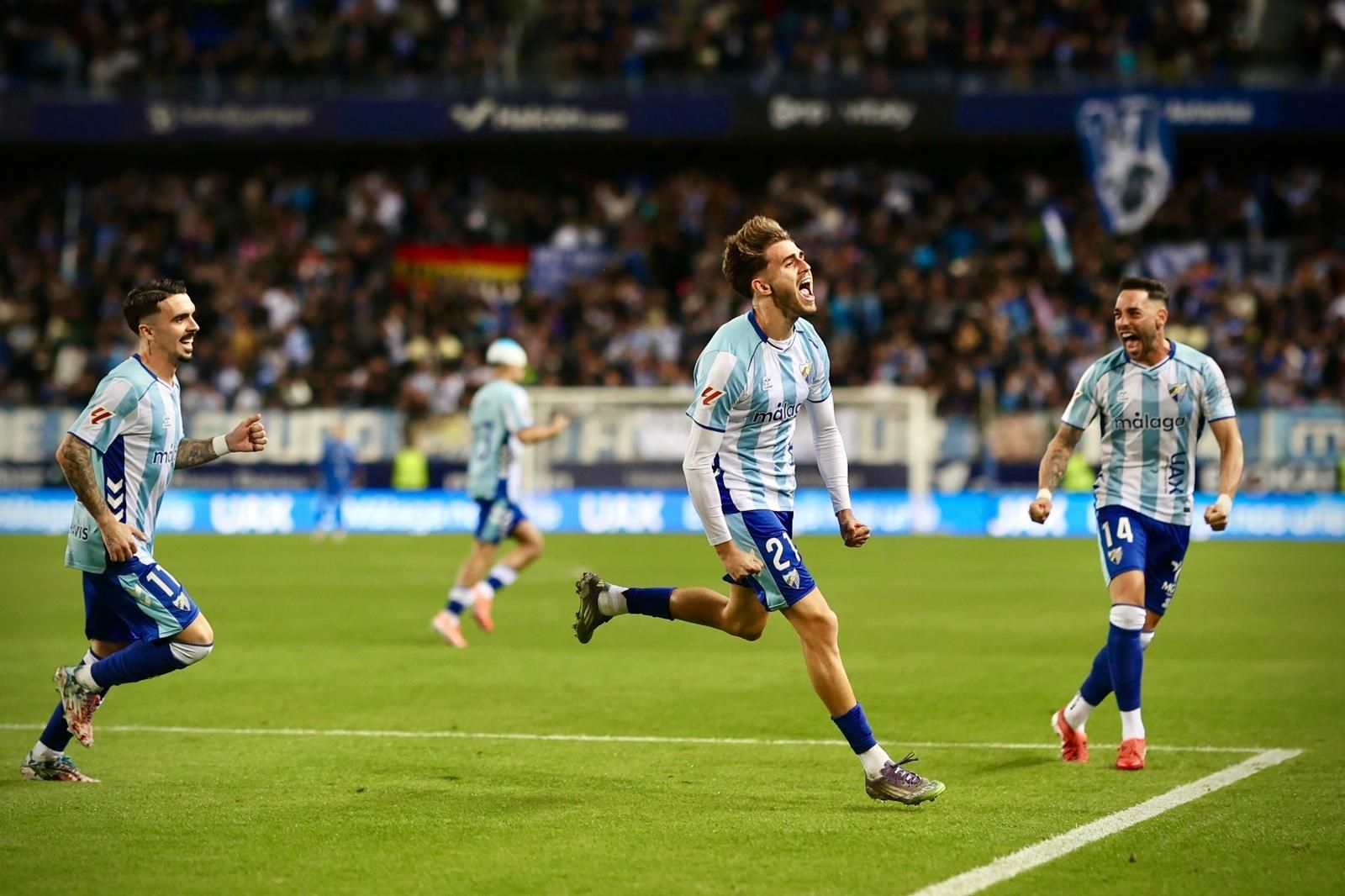 Adrián Niño celebra su gol / Foto: Málaga Hoy