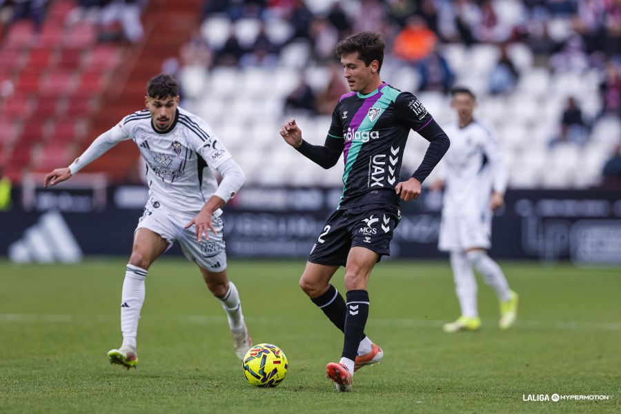 Dotor dando un pase / LaLiga Hypermotion