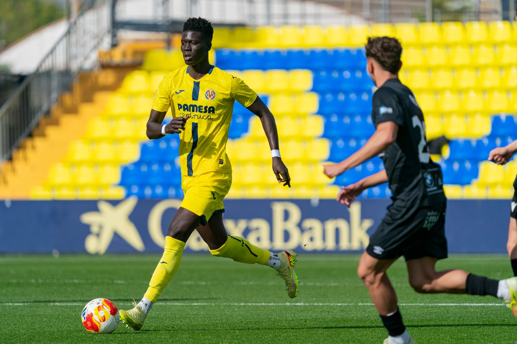 Jugador del Villarreal conduciendo el balón / Cantera Grogueta en X