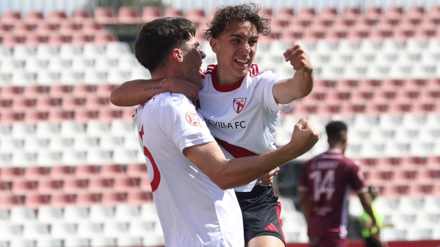 Celebración de Pedraza ante el Antequera / Sevilla Atlético en X