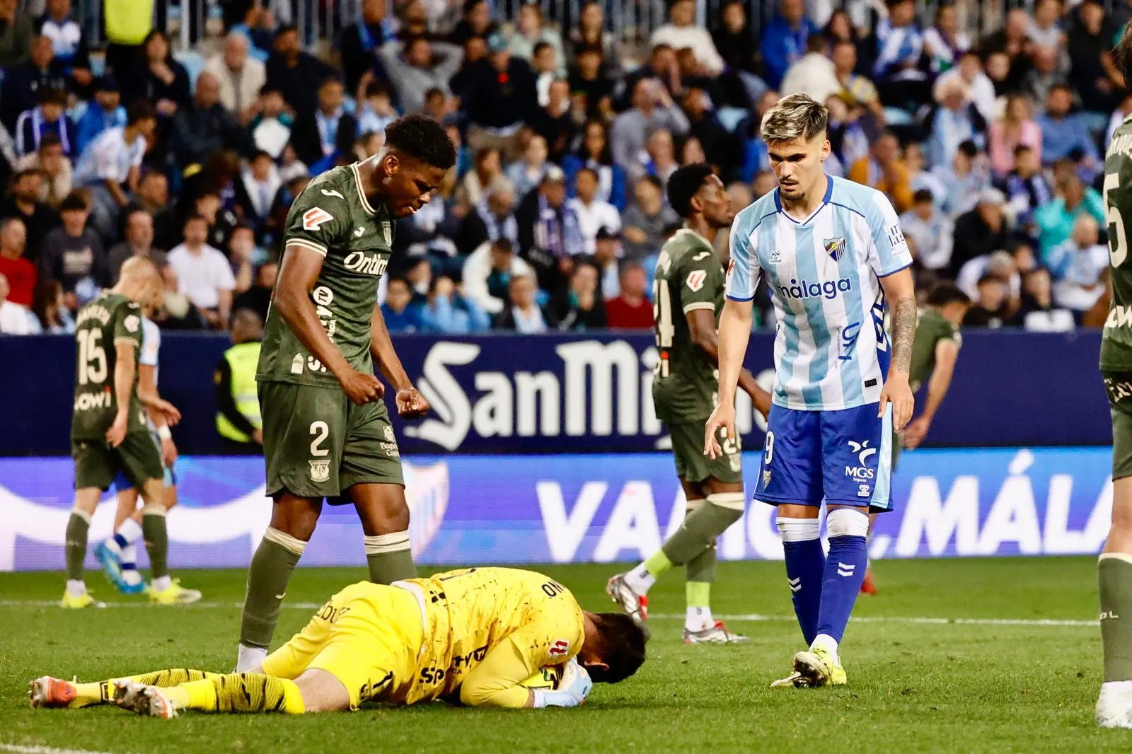Juan Soriano embolsando el balón en el suelo / Foto: Carlos Guerrero (Málaga Hoy)