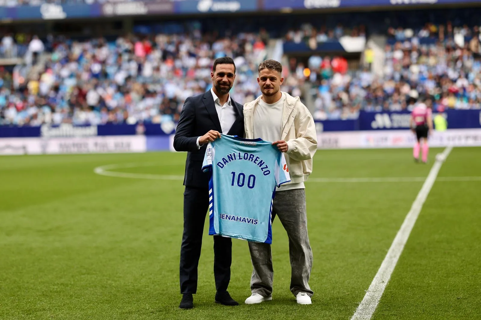Dani Lorenzo recibe la camiseta de sus 100 partidos junto a Jesús Gámez / Foto: Carlos Guerrero (Málaga Hoy)