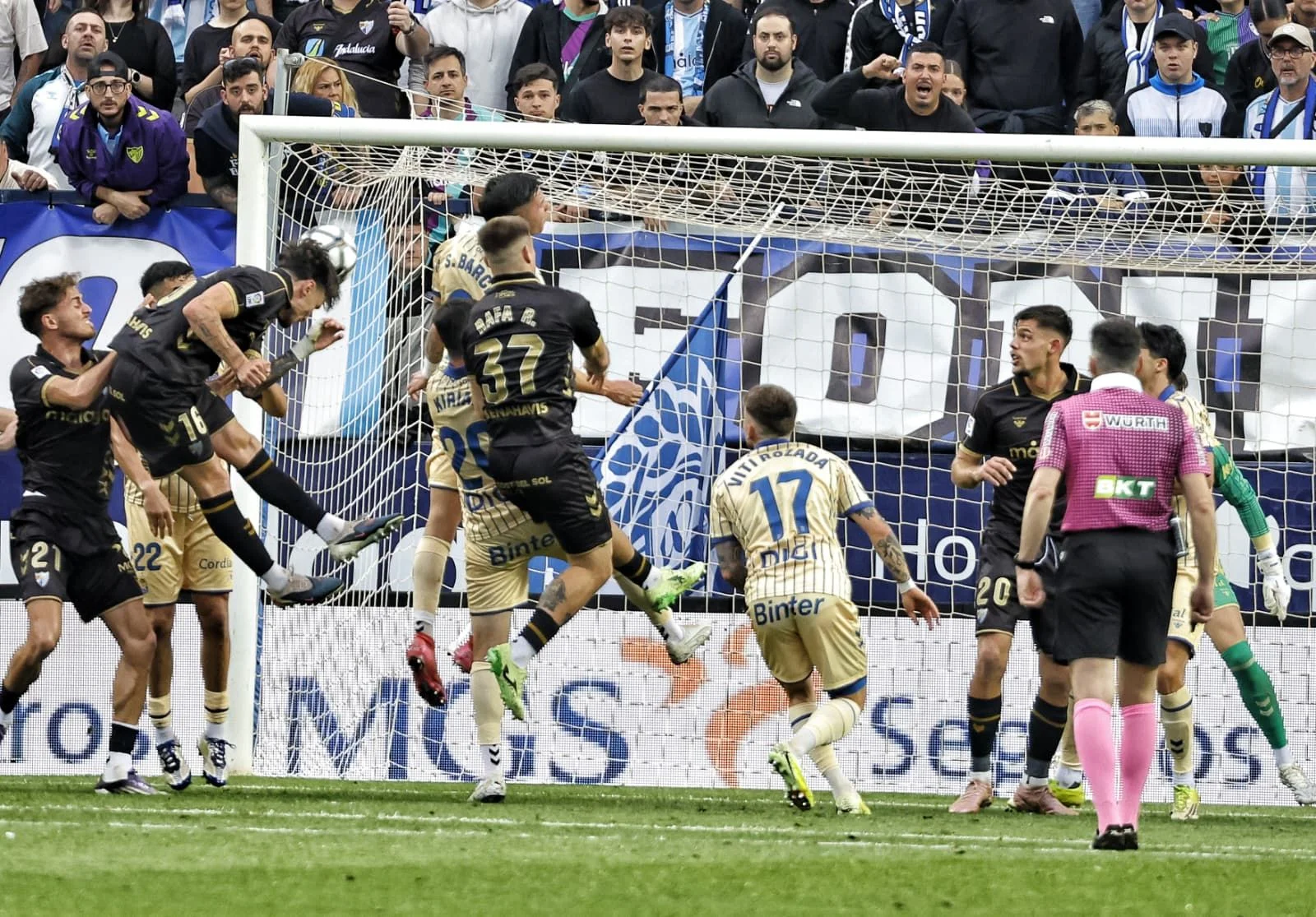 Murillo rematando el balón para anotar el 1-0 / Foto: Salvador Salas (Diario Sur)