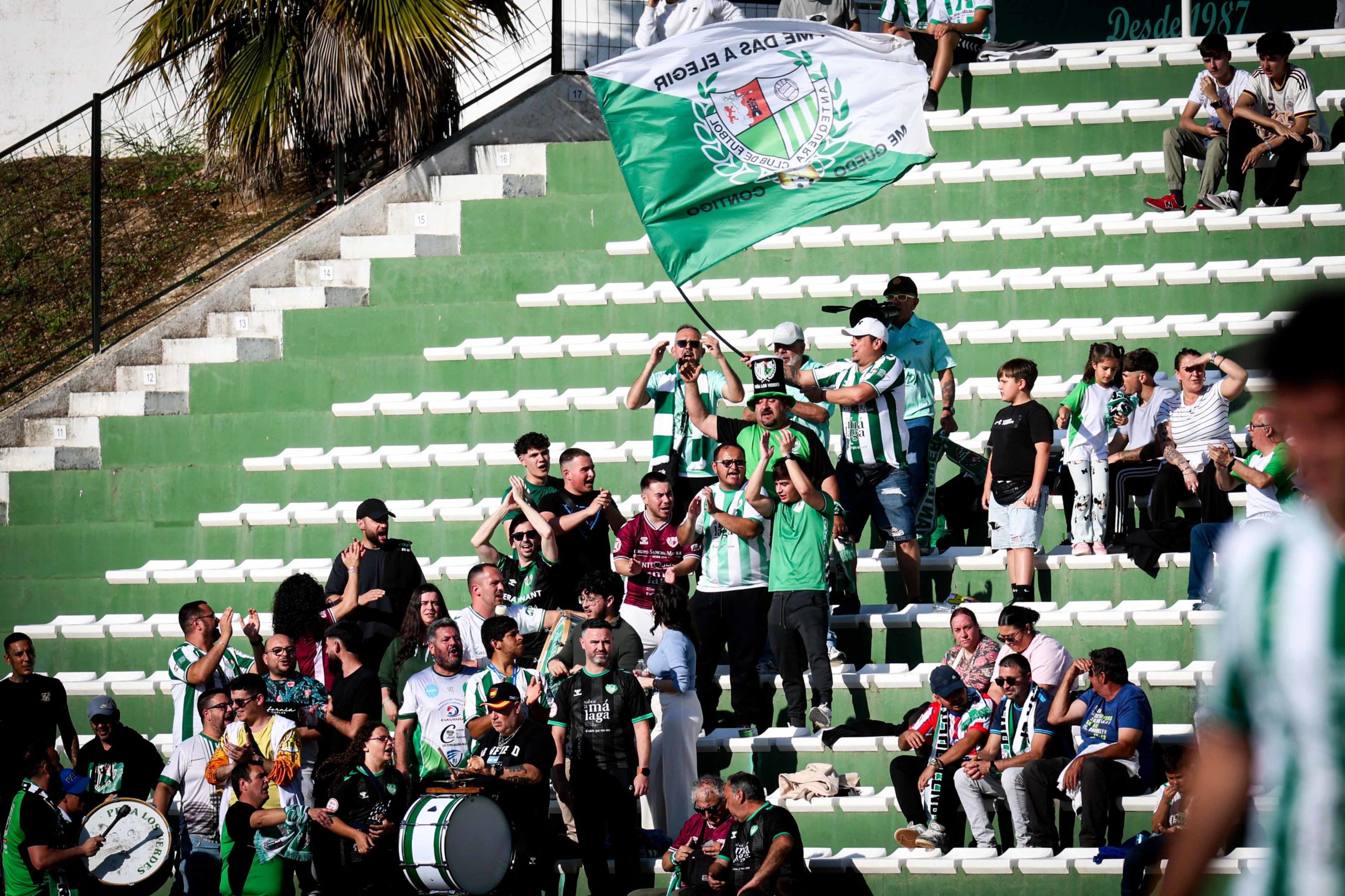 Aficionados del Sector 5 en El Maulí / Foto: Antequera CF